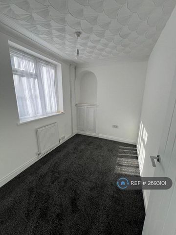 4 bedroom terraced house to rent - Photo 3