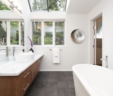 5515 Parthenon Place apartment — West Vancouver, BC (4-Bedroom) - 4 Bedroom - Photo 1