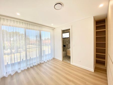 Brand New 4 Bedroom Home in Prime Location! - Photo 2