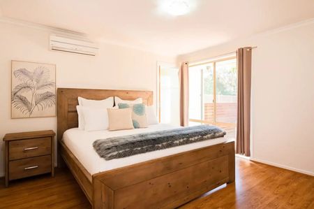 Unfurnished sensational beachside family home! - Photo 2