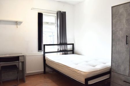 9 bedroom semi-detached house to rent - Photo 2