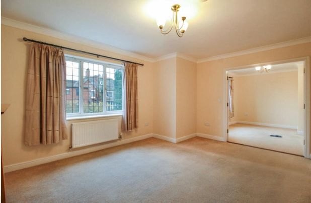 3 Bed Flat, Warwick Road, CV3 - Photo 1