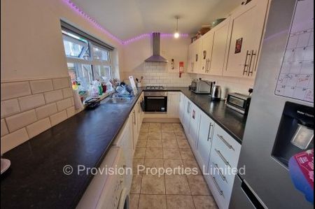 5 Bedroom Brudenell Mount - Photo 2