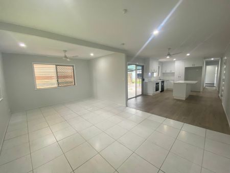 LOCATION LOCATION LOCATION!! - Photo 2