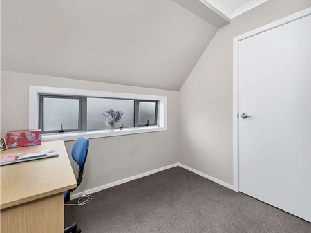 Modern 3-Bedroom Townhouse with Office - Photo 4