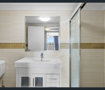 Three level unit in the heart of Margate! - Photo 4