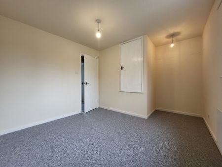 2 bedroom mid terrace to let - Photo 5