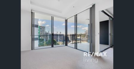 Stunning 2-Bed, 2-Bath Apartment in Resort-Style West End Complex - Photo 3