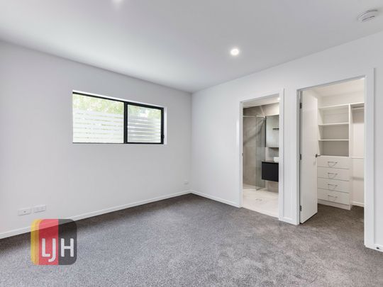 LUXURY TWO BEDROOM UNIT IN BOUTIQUE COMPLEX - Photo 1