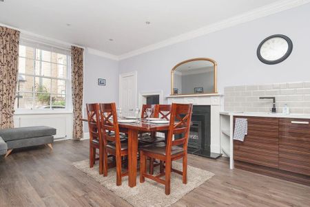 3 bedroom flat to rent - Photo 2