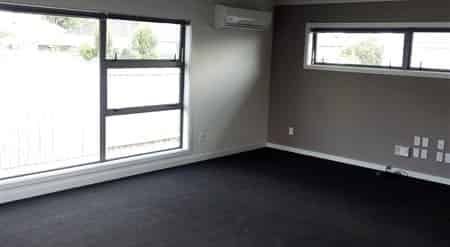 Modern and Sunny - Photo 3