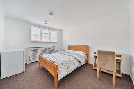Terraced House to rent - Henry Street, Chatham, ME4 - Photo 2