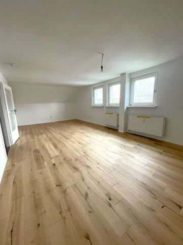 Dachgeschosswohnung mit großzügigem Grundriss, möblierter Küche und Balkon ins Grüne - Photo 3