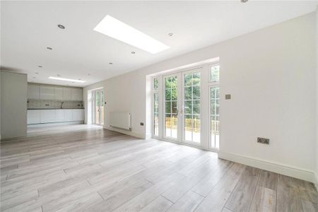 4 bedroom semi-detached house to rent - Photo 2