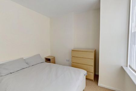 6 bedroom semi-detached house to rent - Photo 2