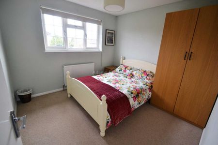 4 bedroom detached house to rent - Photo 2