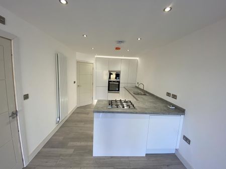 4 bedroom semi-detached house to rent - Photo 5