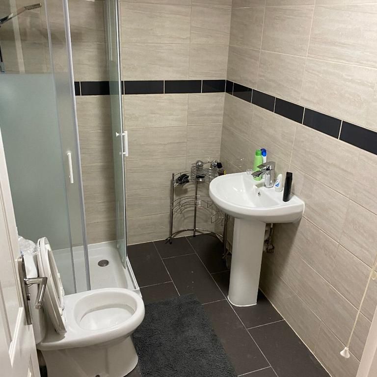 1 bedroom in a house share to rent - Photo 1
