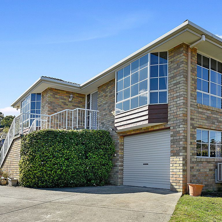 Bright and Spacious Family Home - Photo 1