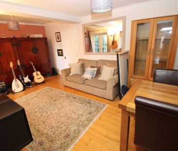 4 bed Semi Detached for rent - Photo 2
