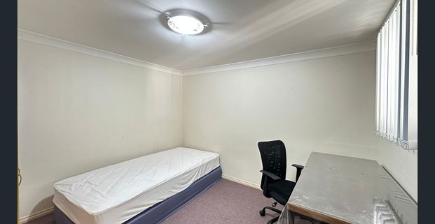 ROOM FOR RENT - Photo 1