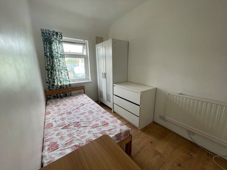 Room in a Shared House, Barclay Road, E13 - Photo 2
