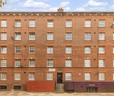 3 bedroom flat in Bow Road - Photo 3