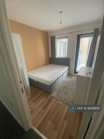 4 bedroom semi-detached house to rent - Photo 3