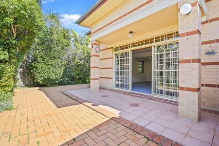 Renovated Two Bedroom Townhouse Residence - Photo 5