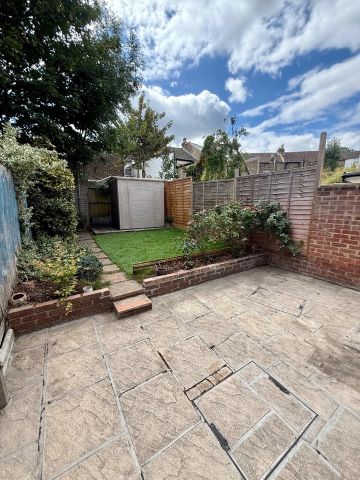3 Bed Terraced House, Brafferton Road, CR0 - Photo 2