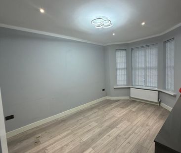 Three bed family house - £1900 - Photo 5