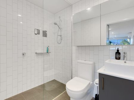 Modern Apartment with Spacious Balcony - Photo 2