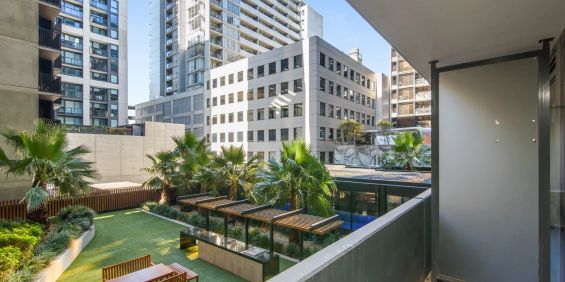 City Living, Modern 1 Bedroom Furnished Apartment With Swimming Pool Views!! - Photo 3