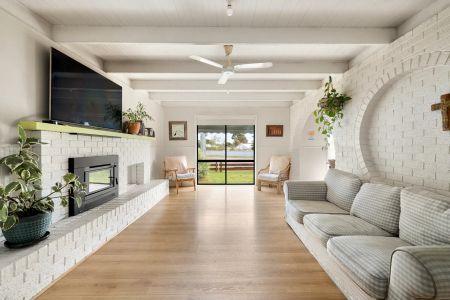 Low maintenance home offering 4 bedrooms with plenty of space! - Photo 4