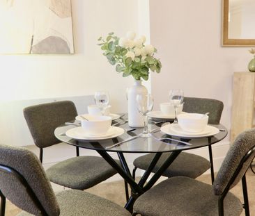 Stylish Top-Floor 1-Bed Apartment with Bold Interiors – South Parad... - Photo 4