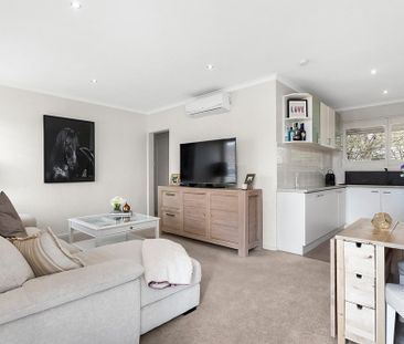 Sylish, Spacious and Perfectly Positioned - Photo 5