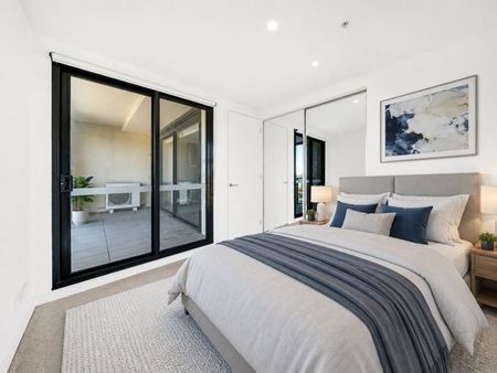 Freshly Renovated Luxury 2-Bedroom Apartment with Stunning Bay & CBD Views in Iconic St Kilda Tower - Photo 4