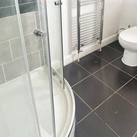 1 bedroom in a house share to rent - Photo 3