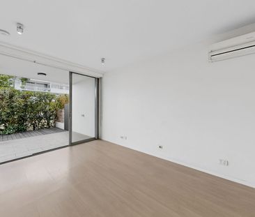 Spacious Ground-Floor Apartment with Private Courtyard - Photo 1