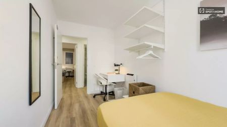 Single Bed in Room in a shared 4-bedroom apartment for rent in La Sagrera, professionals and students only - Foto 4