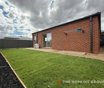 “Modern Family Living with Comfort and Convenience” - Photo 4