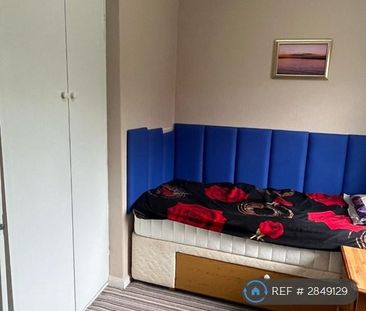 4 bedroom semi-detached house to rent - Photo 3