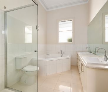 Light And Bright Victorian Beauty - Photo 6