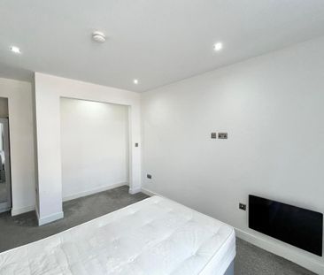1 bedroom in a flat share to rent - Photo 2