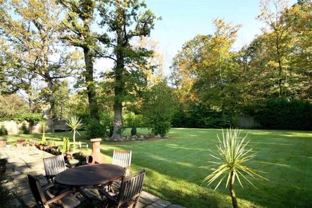 Available to let this exceptional detached family home, situated on one of Windlesham’s most prestigious residential road - Photo 4