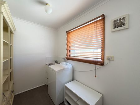 Double-Fronted Victorian with Lush Garden Escape - Available for a 6 or 9 Month Lease - Photo 5