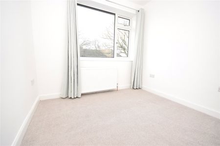 54, Banksfield Avenue, Yeadon, Leeds, West Yorkshire, LS19 7JX - Photo 4