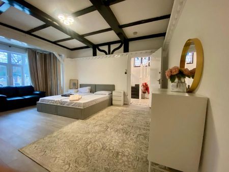 1 bedroom in a house share to rent - Photo 2