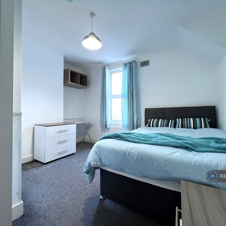 1 bedroom in a house share to rent - Photo 1