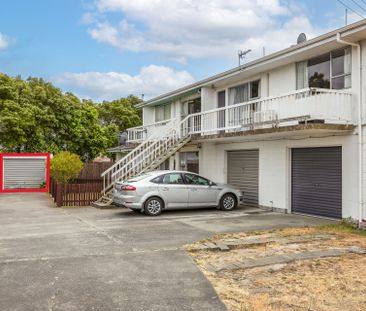 Freshly Renovated, Modern Two-Bedroom Unit - Handy Location - Photo 6